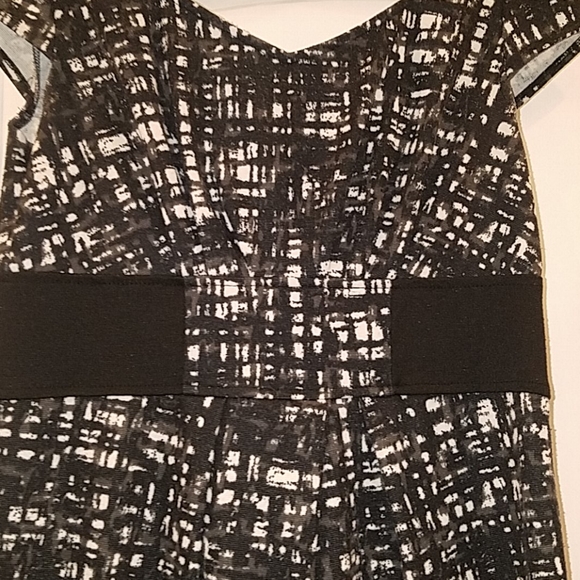 Black, White, and Gray Slimming Dress - Picture 2 of 4